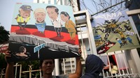 Mereka membawa atribut aksi seperti poster.  