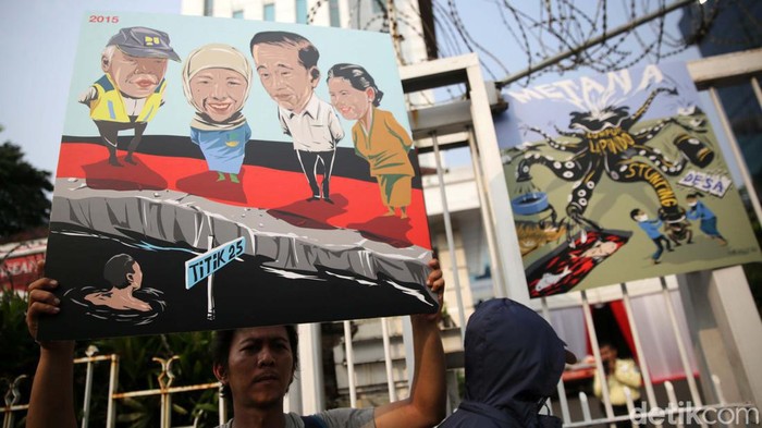 Aksi Hari Anti Tambang Sejumlah aktivis lingkungan melakukan aksi unjuk rasa di depan Kementrian ESDM, Jakarta, Senin (29/5/2023). Hari Anti Tambang (Hatam), setiap 29 Mei. Puluhan aktivis menggelar unjuk rasa menuntut pemerintah untuk menghentikan kerusakan lingkungan dari kegiatan penambangan dan memperhatikan masyarakat yang tinggal di sekitar lokasi penambangan.