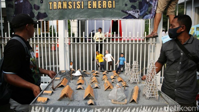 Aksi Hari Anti Tambang Sejumlah aktivis lingkungan melakukan aksi unjuk rasa di depan Kementrian ESDM, Jakarta, Senin (29/5/2023). Hari Anti Tambang (Hatam), setiap 29 Mei. Puluhan aktivis menggelar unjuk rasa menuntut pemerintah untuk menghentikan kerusakan lingkungan dari kegiatan penambangan dan memperhatikan masyarakat yang tinggal di sekitar lokasi penambangan.