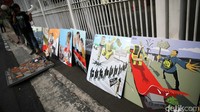 Poster-poster yang dibawa dijejerkan di depan pagar Kementerian ESDM.  