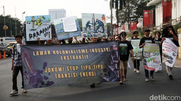 Aksi Hari Anti Tambang Sejumlah aktivis lingkungan melakukan aksi unjuk rasa di depan Kementrian ESDM, Jakarta, Senin (29/5/2023). Hari Anti Tambang (Hatam), setiap 29 Mei. Puluhan aktivis menggelar unjuk rasa menuntut pemerintah untuk menghentikan kerusakan lingkungan dari kegiatan penambangan dan memperhatikan masyarakat yang tinggal di sekitar lokasi penambangan.