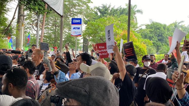 Aksi Pendukung Haris Azhar-Fatia di depan PN Jaktim