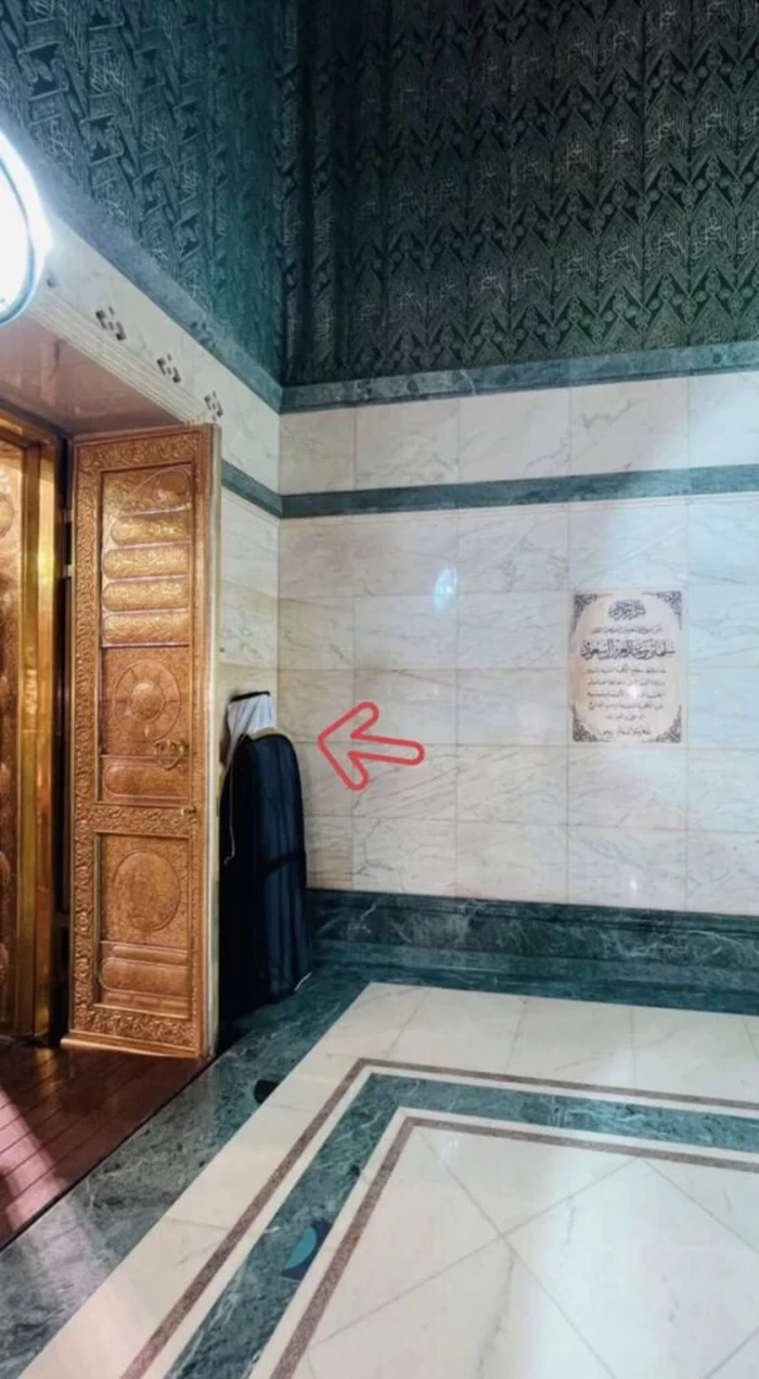 Al Multazam di dalam Ka'bah.