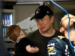 Potret Elon Musk Gendong Anaknya X AE A-XII ke Mana-mana