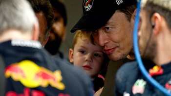 Elon Musk punya 9 anak dari beberapa kekasihnya. Ia terhitung jarang sekali tampil bersama mereka di hadapan publik. Akan tetapi belakangan ini, langganan orang terkaya dunia itu beberapa kali tampak menggendong X AE A-XII. Foto: Getty Images