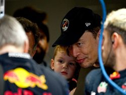 Potret Elon Musk Gendong Anaknya X AE A-XII ke Mana-mana