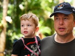 Potret Elon Musk Gendong Anaknya X AE A-XII ke Mana-mana