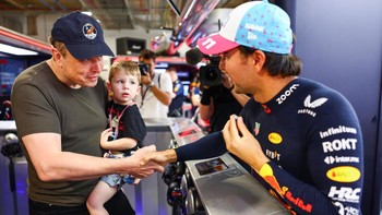 Elon Musk berada di Paddock sebelum latihan terakhir jelang Grand Prix F1 Miami di Miami International Autodrome pada awal Mei ini di Miami, Florida. Tampak dia menggendong sang anak, X AE A-XII. Foto: Getty Images