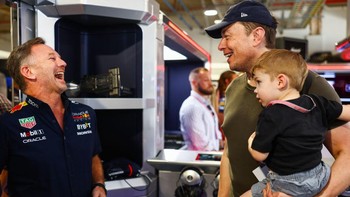 Red Bull Racing Team Principal Christian Horner berbicara dengan Elon Musk di garasi sebelum latihan terakhir menjelang Grand Prix F1 Miami. Foto: Getty Images