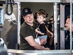 Potret Elon Musk Gendong Anaknya X AE A-XII ke Mana-mana