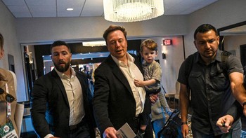 Sebelumnya, Elon Musk juga tampak menggendong anaknya itu di suatu acara resmi. Foto: Getty Images