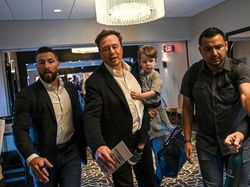 Potret Elon Musk Gendong Anaknya X AE A-XII ke Mana-mana