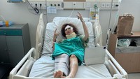Akibat kecelakaan itu, Angela Lee mengalami luka pada bagian wajah, retak tulang pipi, dan kaki kanan patah hingga harus dilakukan operasi pemasangan pen. Sedangkan dua asisten dan sopir Angela Lee juga mengalami luka-luka. Foto: Instagram/angelalee87
