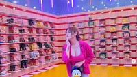Momennya jajan di supermarket dengan ratusan varian mie instan pernah diunggahnya. Hingga mie instan asal Korea Selatan menjadi pilihannya. Foto: Instagram/angelalee87