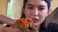 Angela Lee juga sosok yang doyan makanan pedas. Saat menyantap sambal ia tak pernah ragu untuk mengambil sebanyak mungkin. Foto: Instagram/angelalee87