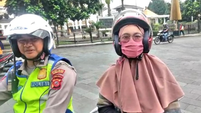 Anggota Polantas di Tasikmalaya dan emak-emak yang mengejarnya.