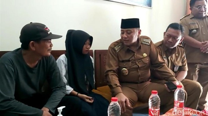 Anisa Maharani, siswi Brebes yang putus sekolah gegara menjaga adik sakit akhirnya akan kembali bersekolah. Rani sekolah di SMPN 17 Kota Tegal, Senin (29/5/2023).