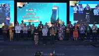 Di malam penganugerahan, Mendikbudristek Nadiem Anwar Makarim mengukuhkan bulan Mei sebagai Bulan Merdeka Belajar. Hari Pendidikan Nasional (Hardiknas) diperingati selama satu bulan penuh dengan berbagai kegiatan nasional.“Layaknya perjuangan Ki Hadjar Dewantara yang terus kita lanjutkan, semangat memperingati Hari Pendidikan Nasional dengan penuh semarak sudah sepatutnya untuk kita ulangi. Oleh karena itu, pada malam ini saya mengukuhkan bulan Mei sebagai Bulan Merdeka Belajar yang akan senantiasa kita rayakan dengan semangat untuk memerdekakan pendidikan Indonesia,” ucap Nadiem di Malam Puncak Hardiknas 2023, di Komplek Candi Prambanan, Yogyakarta, Senin (29/5/2023). Foto: Kemendikbudristek