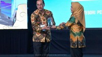 Direktur Politeknik Elektronika Negeri Surabaya (PENS) Aliridho Barakbah menerima anugerah perguruan tinggi vokasi terbaik di program Matching Fund, perguruan tinggi vokasi (PTV) pemeroleh kontribusi mitra terbesar dalam MBKM, serta salah satu PTV dengan persentase mahasiswa terbanyak ikut program MBKM bersama Politeknik Negeri Kupang dan Politeknik Negeri Malang.Fokus utama kami pada pemberdayaan laboratorium. Selanjutnya, kami mencoba membuat fondasi yang kuat untuk penelitian yang sifatnya kolaboratif, baik itu dosen, industri, dan mahasiswa. Asas kemanfaatan inilah yang menjadi ruh penelitian Matching Fund. Jadi yang harus kami kuatkan di situ, jejaring kemitraan, kolaborasi, dan juga transformasi penelitian ke arah tematik berbasis terapan,” tuturnya. Foto: Kemendikbudristek