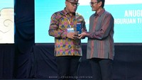Plt Dirjen Dikti, Prof Nizam memberikan penghargaan pada Institut Seni Indonesia Denpasar sebagai salah satu perguruan tinggi akademik dengan persentase mahasiswa terbanyak mengikuti Program MBKM di samping UGM dan Unesa. Penghargaan diterima Rektor ISI Denpasar, Prof I Wayan Adnyana. Foto: Kemendikbudristek