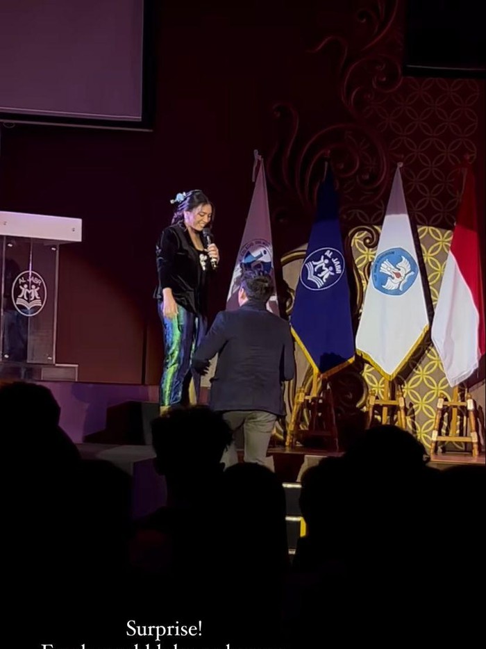Ariel NOAH Hadir di Kelulusan Alleia Ariel NOAH Hadir di Kelulusan Alleia
