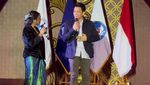 7 Momen Ariel NOAH Hadiri Kelulusan Putrinya