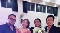 Momen Ariel NOAH menemani Alleia di kelulusan SMA bersama Bebi Romeo yang juga menemani sang anak. Foto: Instagram Meisya Siregar