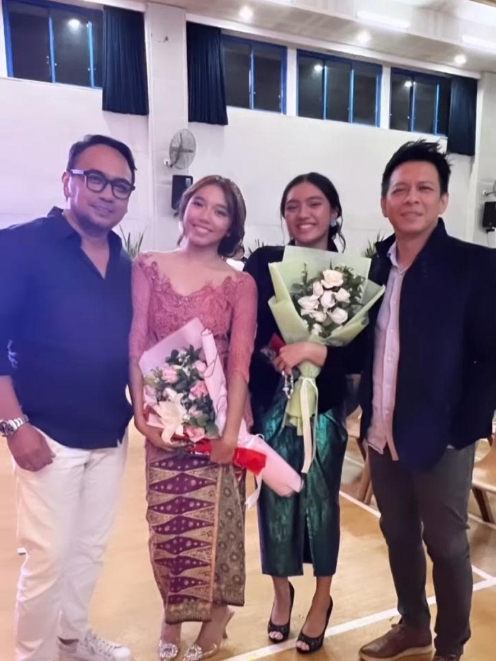 Ariel NOAH Hadir di Kelulusan Alleia Ariel NOAH Hadir di Kelulusan Alleia