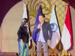 Ariel NOAH Jadi Sorotan Hadiri Acara Kelulusan Anak: Papa Nyanyi Ya