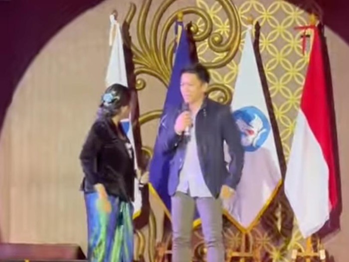 Ariel NOAH di acara kelulusan anaknya.