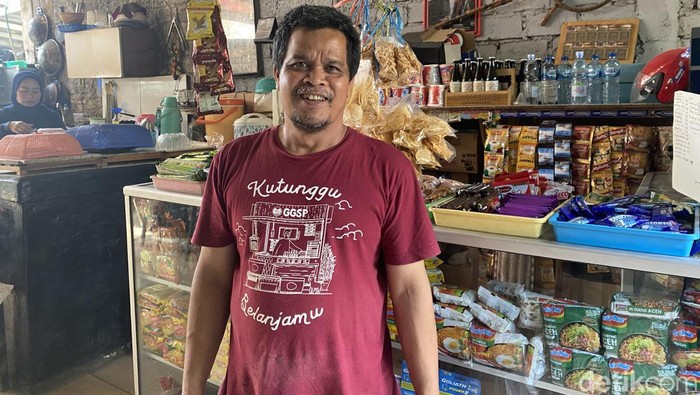 Babah (52) pemilik warkop Sukabumi yang kesulitan akibat harga telur naik