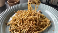 Spaghetti Aglio Olio (Rp 65.000), sebenarnya sajian pasta ini diberikan potongan dua jenis jamur. Namun, karena sedang habis diganti dengan potongan daging ayam. Foto: detikFood/Yenny Mustika Sari