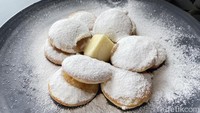 Camilan yang cocok untuk teman minum kopi di sini adalah poffertjess (Rp 40.000). Mini pancake lembut yang fluffy ini merupakan camilan asal Belanda. Sensasi rasanya manis, dan agak gurih dari butter. Foto: detikFood/Yenny Mustika Sari