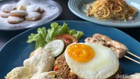 Nasi Goreng Pengedar (Rp 50.000) merupakan andalannya. Rasa nasi gorengnya memiliki sensasi berbeda, karena dimasak dengan bumbu kari. Foto: detikFood/Yenny Mustika Sari