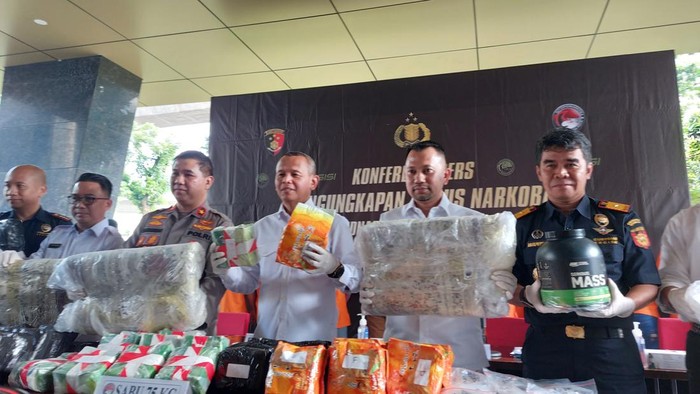 Direktorat Tindak Pidana (Dittipid Narkoba) Bareskrim Polri mengagalkan penyelundupan narkoba jenis sabu jaringan Afghanistan-Indonesia. Penyelundupan ini menggunakan modus melarutkan sabu ke dalam gorden.
