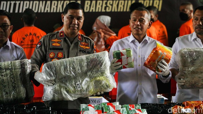 Bareskrim Rilis Kasus Sabu-Ekstasi, Belasan Tersangka Dipamerkan Karo Penmas Divhumas Polri Brigjen Ahmad Ramadhan, Wakil Dittipid Narkoba Bareskrim Polri Kombes Jayadi, Kasubdit I Dittipid Narkoba Bareskrim Polri Kombes Calvijn Simanjuntak memaparkan pengungkapan kasus narkoba di gedung Bareskrim, Jakarta, Senin (29/5/2023). Bareskrim Polri merilis kasus narkoba dengan mengamankan 75 kg sabu hingga 13 ribu pil ekstasi. Sebanyak 16 tersangka berjejer dipamerkan.