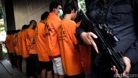 Sebanyak 16 tersangka berjejer dipamerkan dalam rilis Dittipid Narkoba Bareskrim, termasuk pelaku warga negara asing (WNA).  