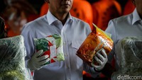 Polisi memamerkan barang bukti yang disita.   