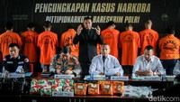 Karo Penmas Divhumas Polri Brigjen Ahmad Ramadhan, Wakil Dittipid Narkoba Bareskrim Polri Kombes Jayadi, Kasubdit I Dittipid Narkoba Bareskrim Polri Kombes Calvijn Simanjuntak memaparkan pengungkapan kasus narkoba di gedung Bareskrim, Jakarta, Senin (29/5/2023).  