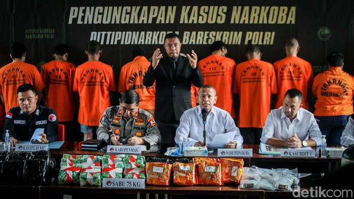 Karo Penmas Divhumas Polri Brigjen Ahmad Ramadhan, Wakil Dittipid Narkoba Bareskrim Polri Kombes Jayadi, Kasubdit I Dittipid Narkoba Bareskrim Polri Kombes Calvijn Simanjuntak memaparkan pengungkapan kasus narkoba di gedung Bareskrim, Jakarta, Senin (29/5/2023). Bareskrim Polri merilis kasus narkoba dengan mengamankan 75 kg sabu hingga 13 ribu pil ekstasi. Sebanyak 16 tersangka berjejer dipamerkan.