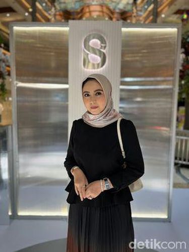 Beauty influencer Sarah Sofyan memberikan tips memakai cushion. Beauty influencer Sarah Sofyan memberikan tips memakai cushion.