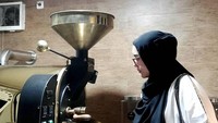 Tak hanya sekadar menikmati kopi saja, Bebi Silvana juga menaruh rasa penasaran pada mesin kopi yang ada di kafe tersebut. Foto: Instagram @bebi.silvana