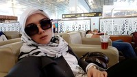 Ini adalah momen Bebi Silvana saat berada di bandara. Sambil menunggu waktu boarding, ia ditemani dengan segelas minuman di sampingnya. Foto: Instagram @bebi.silvana