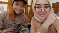 Bebi Silvana sendiri sering membagikan keseruannya bersama keluarga. Salah satunya ada momen saat kulineran bareng anak di sebuah restoran. Foto: Instagram @bebi.silvana