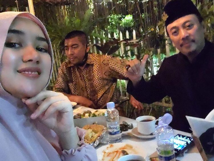 Keseruan Bebi Silvana saat Kulineran Bareng Keluarga