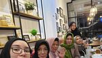 Keseruan Bebi Silvana saat Kulineran Bareng Keluarga