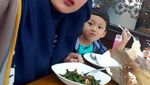 Keseruan Bebi Silvana saat Kulineran Bareng Keluarga