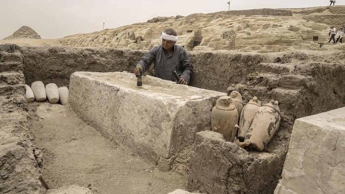 Bengkel Pembuatan Mumi dan Makam Kuno Ditemukan di Dekat Kairo Mostafa Waziri, secretary-general of the Supreme Council of Antiquities, displays a recently unearthed ancient wooden sarcophagus at the site of the Step Pyramid of Djoser in Saqqara, 24 kilometers (15 miles) southwest of Cairo, Egypt, Saturday, May 27, 2023. Saqqara is a part of Egypt's ancient capital of Memphis, a UNESCO World Heritage site. Waziri said the workshops had been used to mummify humans and sacred animals, dated back to the 30th Pharaonic Dynasty 380 BC to 343 BC and Ptolemaic period 305 BC to 30 BC. (AP Photo/Amr Nabil)