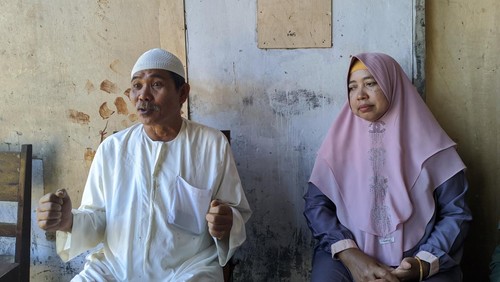 Muhammad Hijazi Umar (64) dan Ayunanti (50) orang tua Ahmad Munjizun peraih gelar doktor di Amerika Serikat, Senin (29/5/2023).