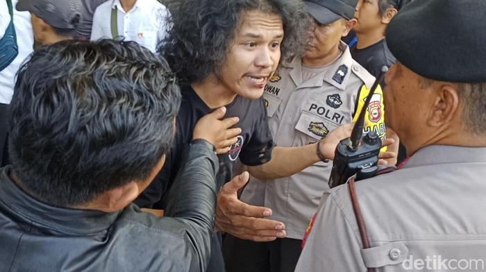 Demo di kantor Bupati Tana Toraja berakhir ricuh. Satu orang massa aksi diduga dipukul polisi.